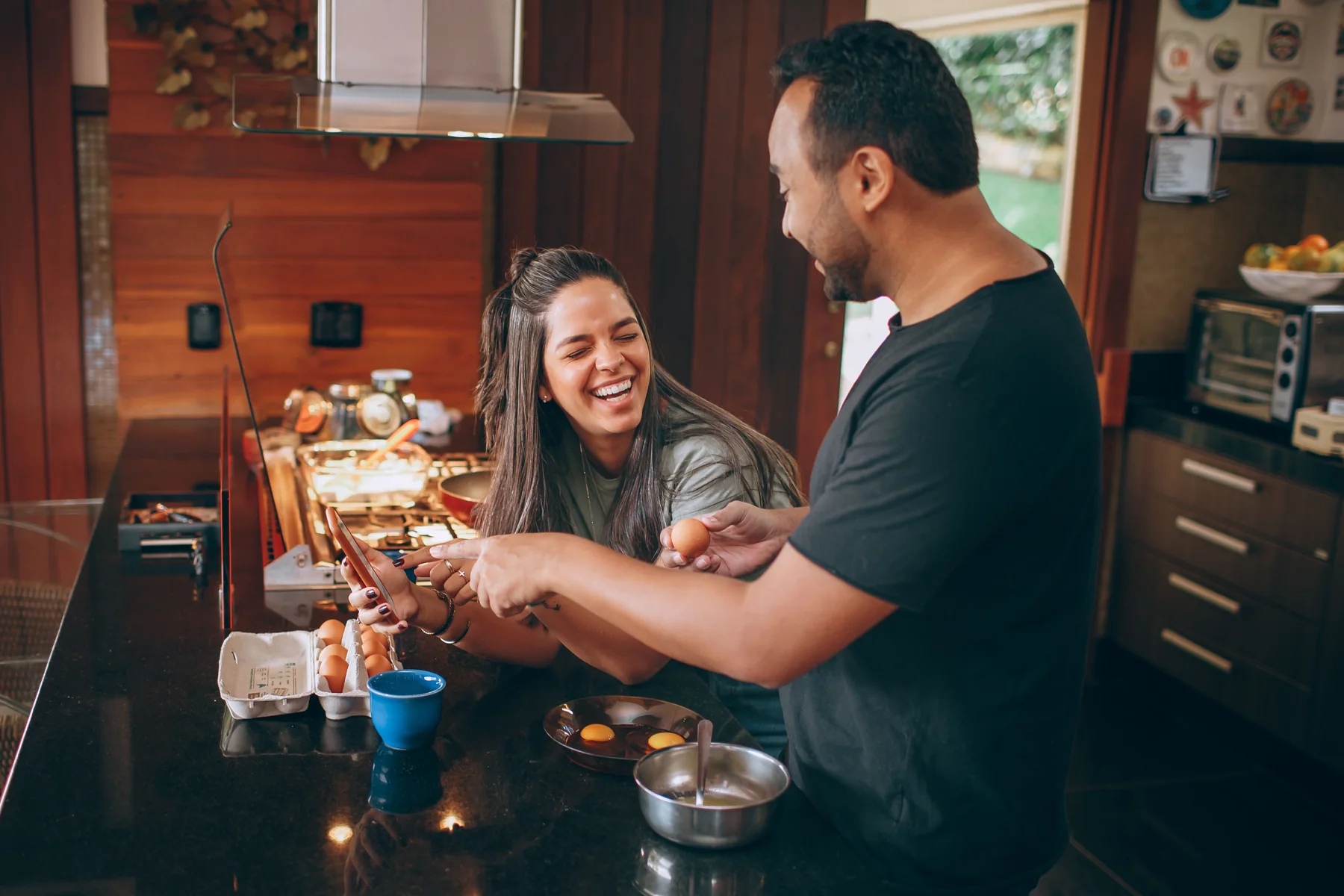 Pareja joven celebrando en casa