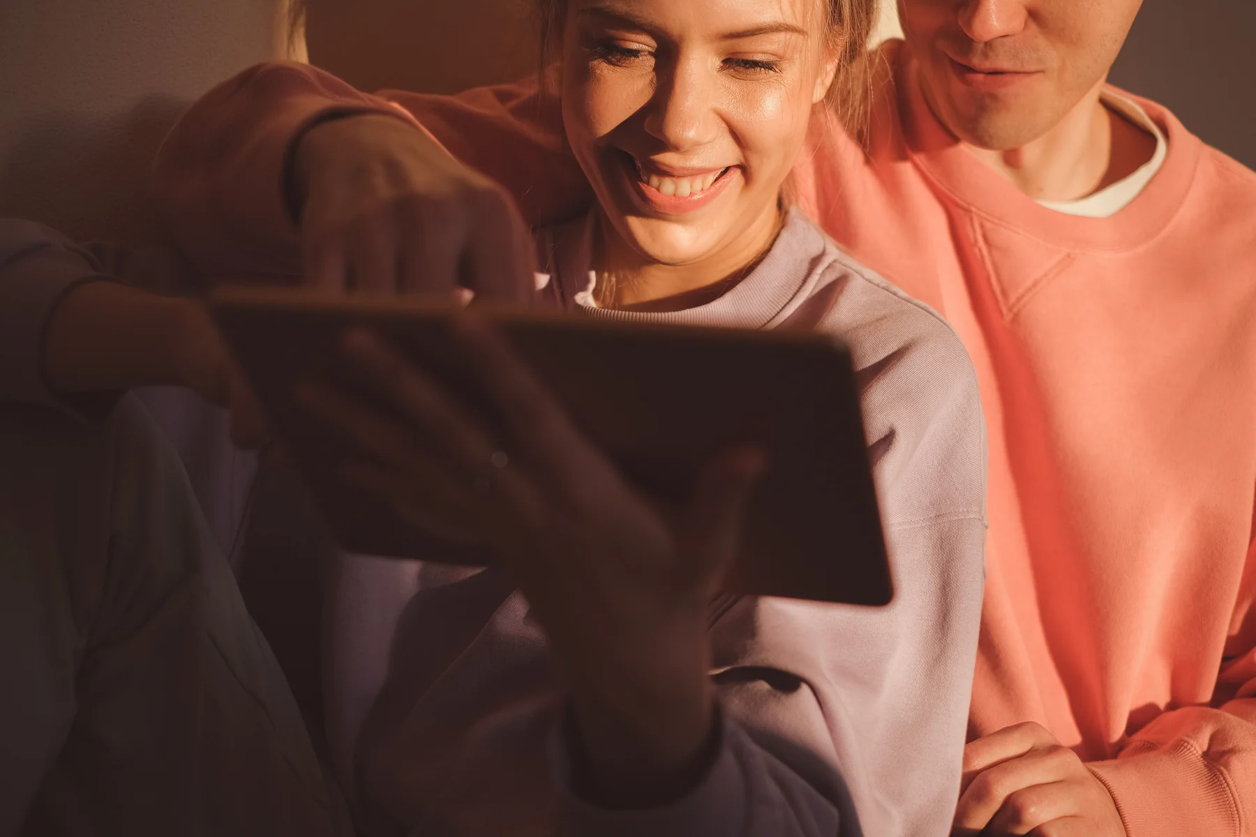 Pareja joven mirando una tablet