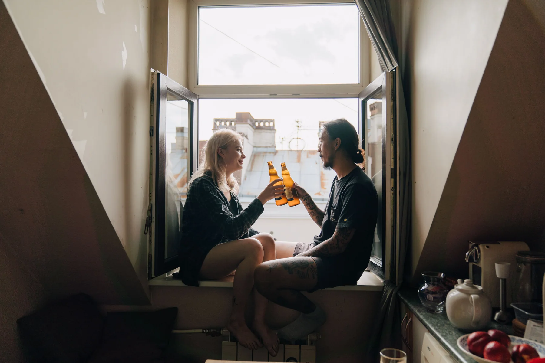 Pareja hablando junto a una ventana