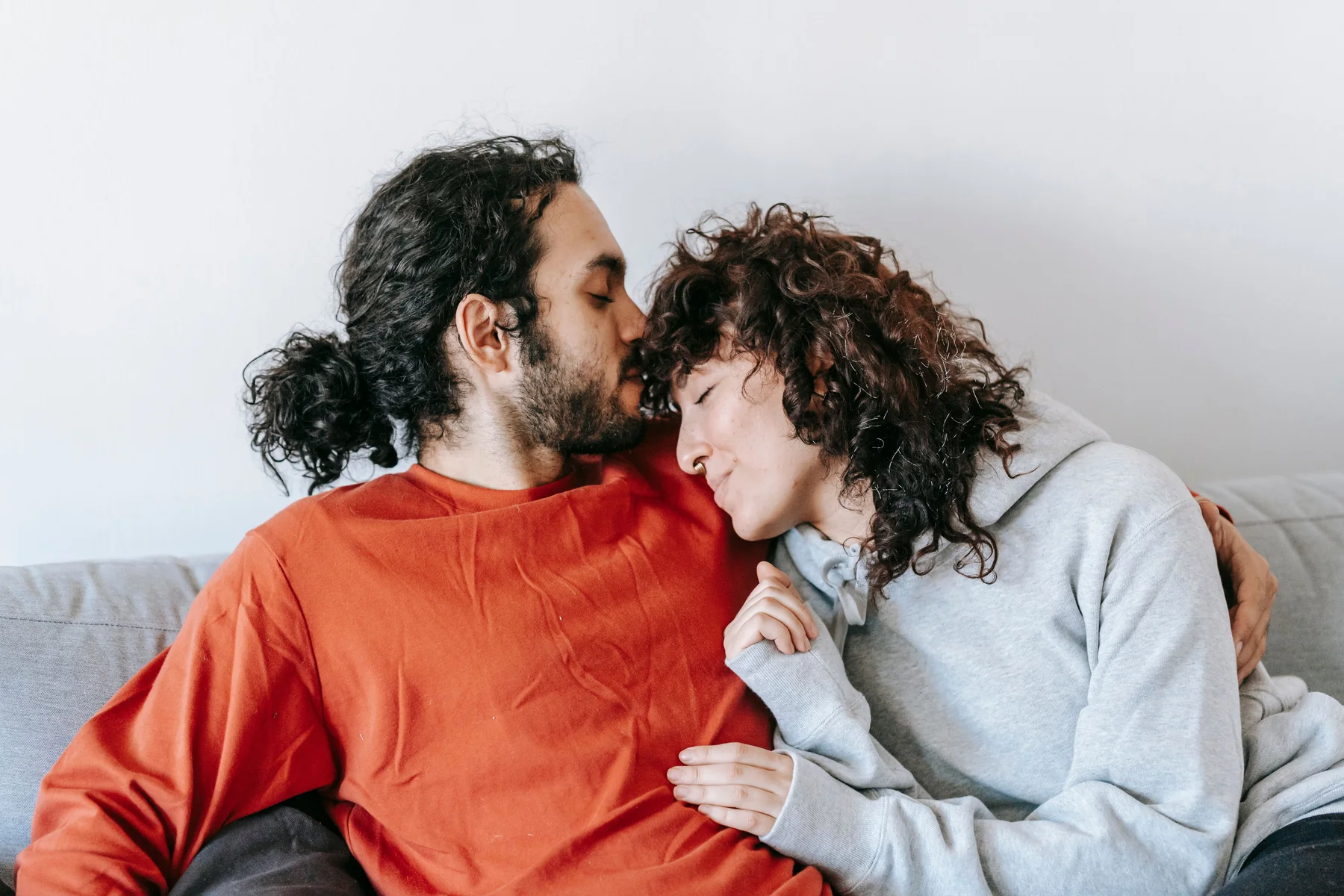 Pareja joven descansando en casa