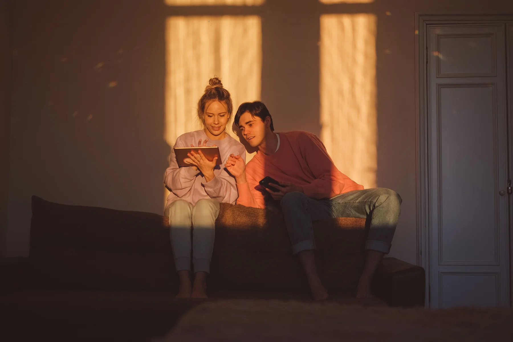 Casal jovem em casa