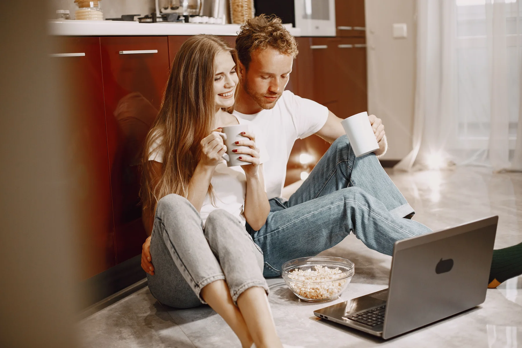 Casal jovem a rever as contas para comprar casa
