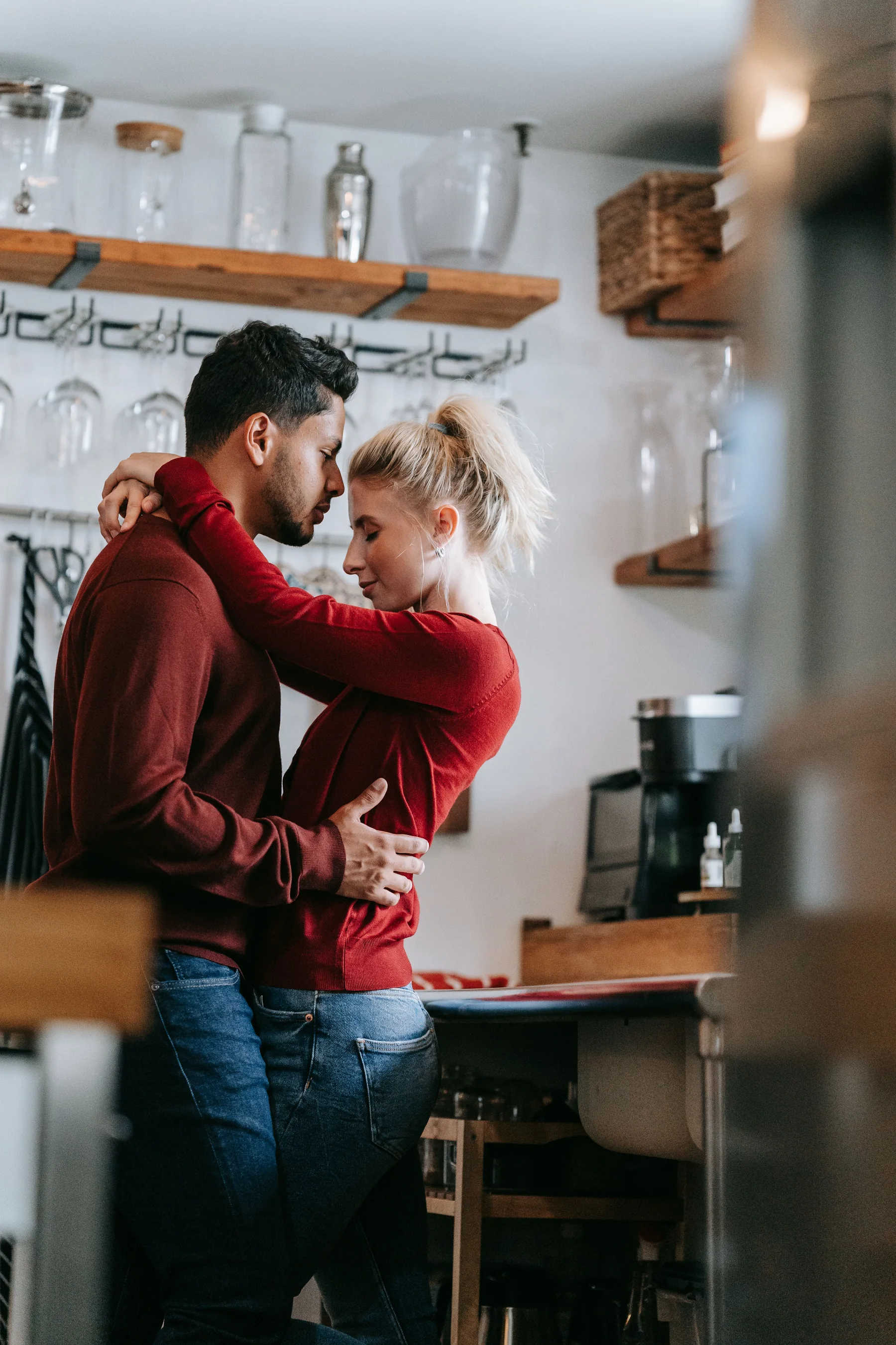 Casal jovem numa cozinha